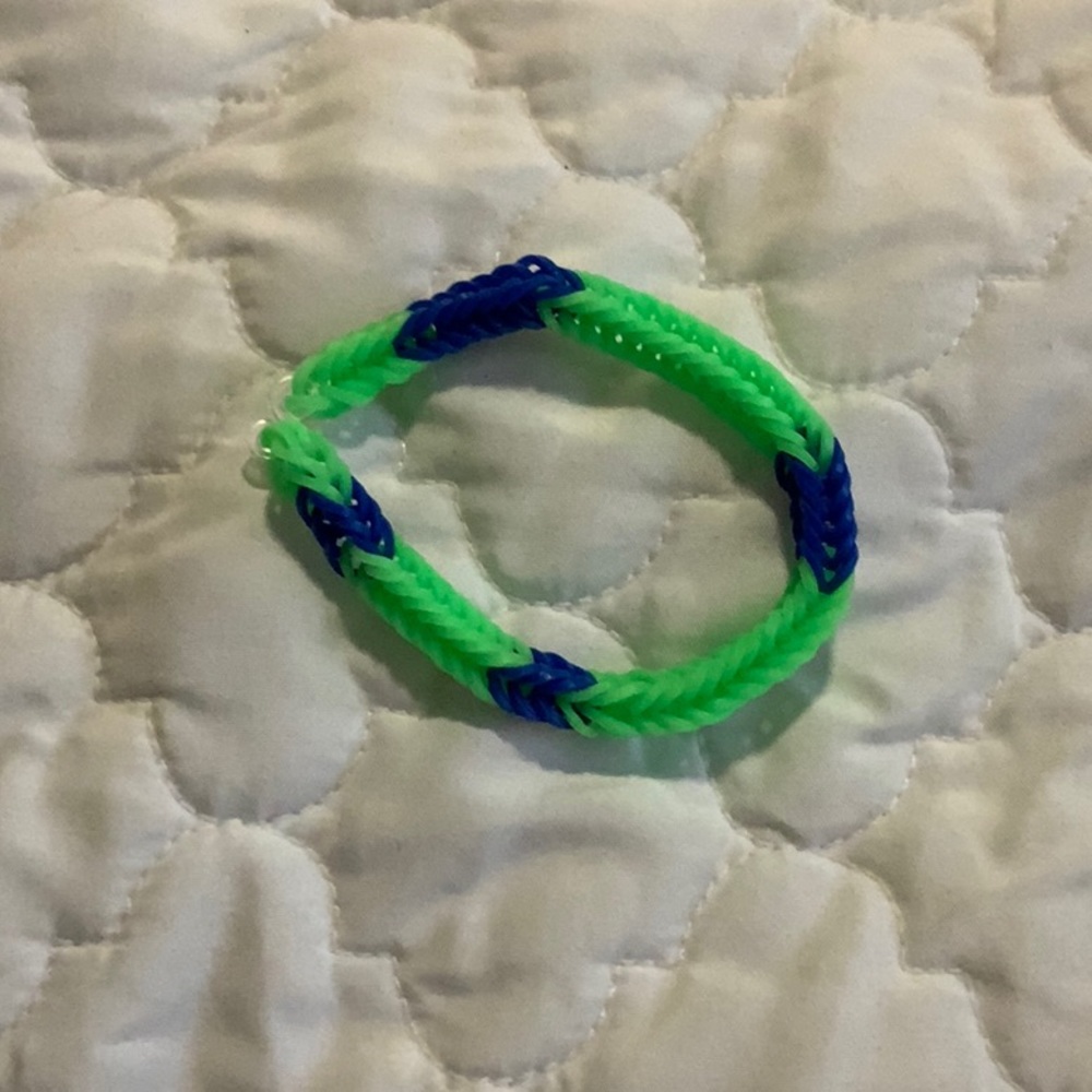 i am selling a green and blue bracelet that is comfy and stretchy
